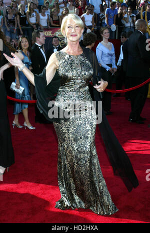 L'actrice Helen Mirren sur le tapis rouge à la 55th Annual Primetime Emmy Awards au Shrine Auditorium à Los Angeles le dimanche 21 septembre 2003. Francis Specker Banque D'Images