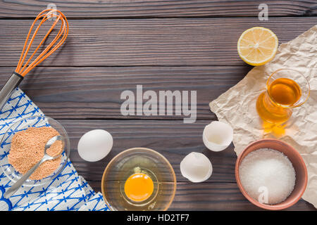 Le procédé de fabrication de mayonnaise maison. Les oeufs, l'huile, et d'autres ingrédients. Banque D'Images