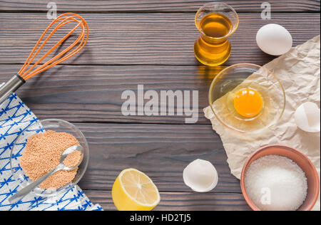 Le procédé de fabrication de mayonnaise maison. Les oeufs, l'huile, et d'autres ingrédients. Banque D'Images