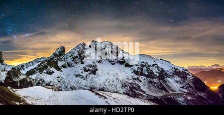 Passo Giau avec les Dolomites italiennes/Alpes de nuit avec des étoiles près de Cortina d'Ampezzo, Belluno, Vénétie - Italie Banque D'Images