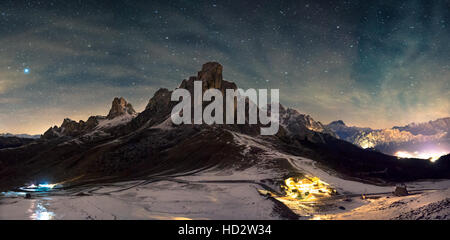 Passo Giau avec les Dolomites italiennes/Alpes de nuit avec des étoiles près de Cortina d'Ampezzo, Belluno, Vénétie - Italie Banque D'Images