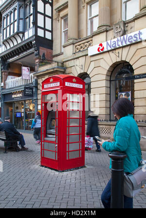 Nouveau distributeur automatique de l'utilisation de la redondance K6 Téléphone BT rouge fort, à l'extérieur de la banque NatWest, Cheshire. UK. Le téléphone est une boîte originale de 1938 et le seul changement majeur qui sera faite est de modifier la signalisation extérieure de téléphone pour le Free Cash ATM. Il va prendre de cartes pour la plupart des grandes banques et des droits à appliquer selon le cas avec d'autres distributeurs automatiques. Banque D'Images