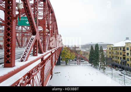 Pont Broadway couverte par la neige à Portland, Oregon Banque D'Images