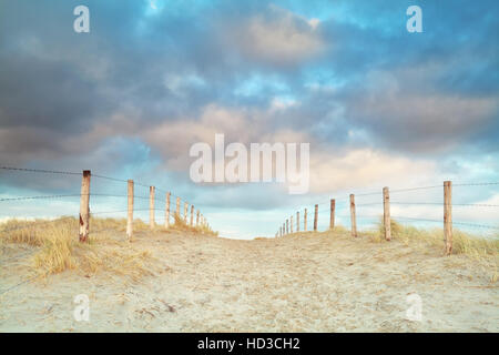 Chemin de sable et de ciel bleu, Hollande du Nord, Pays-Bas Banque D'Images