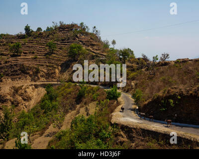 Village de Tulla Kote et la 'selle' un endroit souvent décrit par Jim Corbett dans son livre sur la tigresse Tallas des maneater, Uttarakhand, Inde Banque D'Images