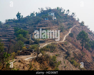 Village de Tulla Kote et la 'selle' un endroit souvent décrit par Jim Corbett dans son livre sur la tigresse Tallas des maneater, Uttarakhand, Inde Banque D'Images