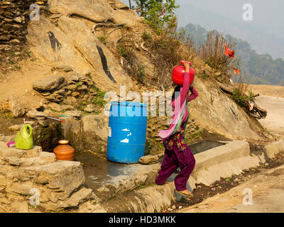 Femme indienne aller chercher de l'eau d'une source à Tulla Kote Kumaon Hills village,, Uttarakhand, Inde Banque D'Images