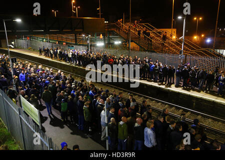 Les supporters de football du sud de l'attente d'un train à la gare après le Falmer Brighton et Hove Albion v Leeds United Sky Bet Championship match au stade AMEX, Brighton. Banque D'Images