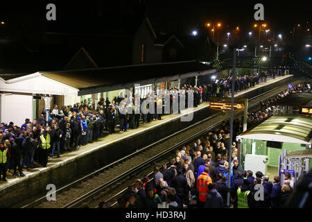 Les supporters de football attendent un train du Sud à la gare de Falmer après le match de Brighton et Hove Albion v Leeds United Sky Bet Championship au stade AMEX de Brighton. Banque D'Images