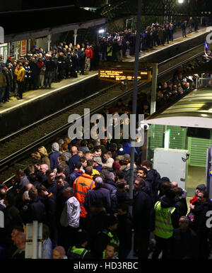 Les supporters de football attendent un train du Sud à la gare de Falmer après le match de Brighton et Hove Albion v Leeds United Sky Bet Championship au stade AMEX de Brighton. Banque D'Images