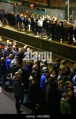 Les supporters de football du sud de l'attente d'un train à la gare après le Falmer Brighton et Hove Albion v Leeds United Sky Bet Championship match au stade AMEX, Brighton. Banque D'Images