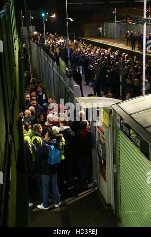 Les supporters de football du sud de l'attente d'un train à la gare après le Falmer Brighton et Hove Albion v Leeds United Sky Bet Championship match au stade AMEX, Brighton. Banque D'Images