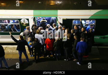 Les supporters de football attendre pour obtenir un train à la gare après le Falmer Brighton et Hove Albion v Leeds United Sky Bet Championship match au stade AMEX, Brighton. Banque D'Images