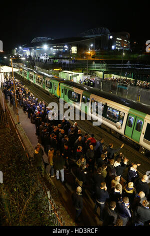 Les supporters de football du sud de l'attente d'un train à la gare après le Falmer Brighton et Hove Albion v Leeds United Sky Bet Championship match au stade AMEX, Brighton. Banque D'Images