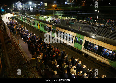 Les supporters de football du sud de l'attente d'un train à la gare après le Falmer Brighton et Hove Albion v Leeds United Sky Bet Championship match au stade AMEX, Brighton. Banque D'Images