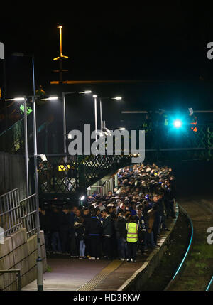 Les supporters de football du sud de l'attente d'un train à la gare après le Falmer Brighton et Hove Albion v Leeds United Sky Bet Championship match au stade AMEX, Brighton. Banque D'Images