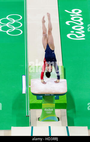 Rio de Janeiro, Brésil. 7 août 2016. Lauren Hernandez (USA) effectue sur la voûte au cours de gymnastique féminine à la qualification aux Jeux Olympiques d'été 2016 Banque D'Images