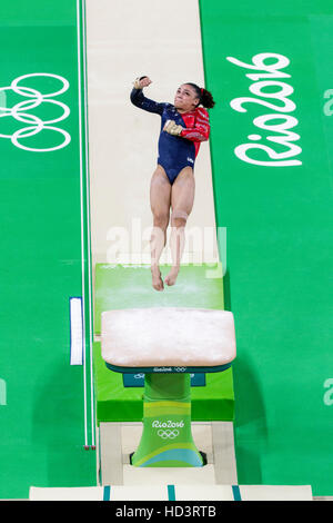 Rio de Janeiro, Brésil. 7 août 2016. Lauren Hernandez (USA) effectue sur la voûte au cours de gymnastique féminine à la qualification aux Jeux Olympiques d'été 2016 Banque D'Images
