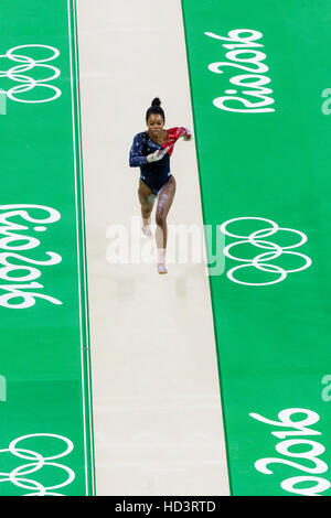 Rio de Janeiro, Brésil. 7 août 2016. Gabrielle Douglas (USA) effectue sur la voûte au cours de gymnastique féminine à la qualification aux Jeux Olympiques d'été 2016 Banque D'Images