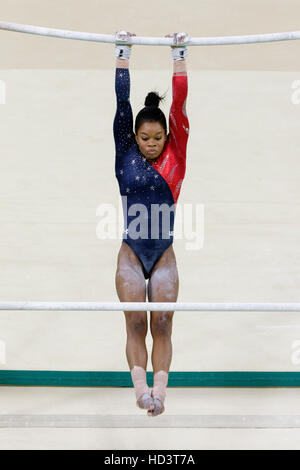 Rio de Janeiro, Brésil. 8 août 2016. Gabrielle Douglas (USA) joue sur les barres asymétriques femmes admissibles au cours de gymnastique Banque D'Images