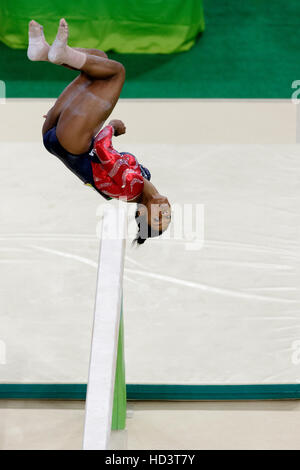 Rio de Janeiro, Brésil. 7 août 2016. Gabrielle Douglas (USA) effectue sur thebalance au cours de gymnastique féminine à la qualification olympique 2016 S Banque D'Images