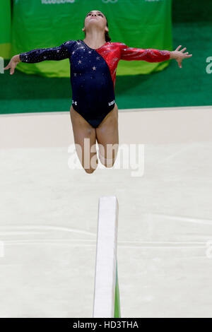 Rio de Janeiro, Brésil. 7 août 2016. Lauren Hernandez (USA) effectue à la poutre au cours de gymnastique féminine à la qualification olympique 2016 Banque D'Images