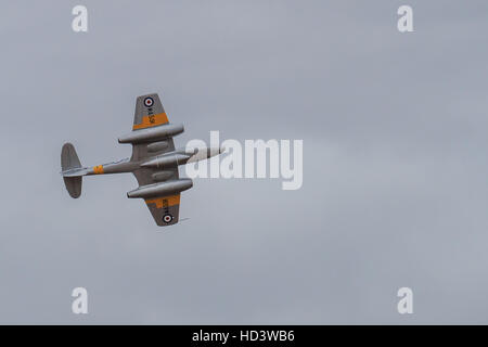 Gloster Meteor T.7 WA591 Jet afficher avec un fond de ciel nuages gris au Southport Banque D'Images