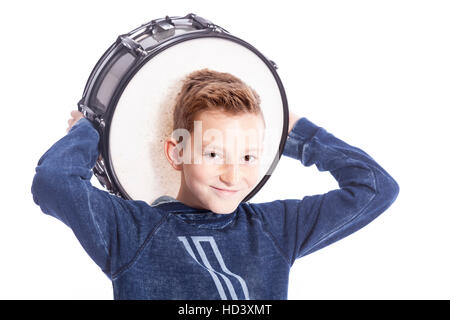 Adolescent et le tambour en studio against white background Banque D'Images