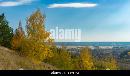 Paysage de saison avec vue sur la colline la plus proche du village de Chervlene sumskaya, oblast, Ukraine Banque D'Images