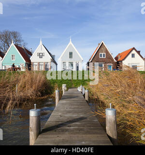 Jetty et vieilles maisons en bois sur la digue de durgerdam près d'Amsterdam aux Pays-Bas Banque D'Images