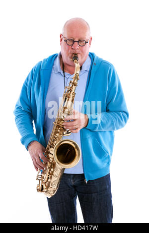 Homme d'âge moyen en bleu joue le saxophone ténor contre white background studio Banque D'Images