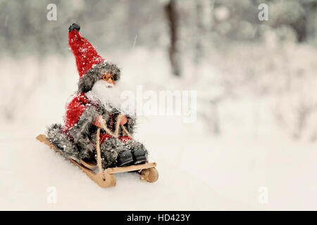 Père Noël jouets sur un traîneau dans une forêt enneigée. Banque D'Images