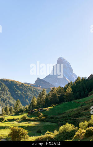 Mont Cervin et vallée verte avec chalet Suisse traditionnel à Zermatt en Suisse en été. Banque D'Images