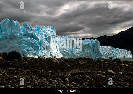 EL CALAFATE, ARG, 06.12.2016 : Glacier Perito Moreno argentin situé dans le Parc National Los Glaciares, dans le sud-ouest de la province de Santa Cruz, Argentine Banque D'Images