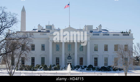 Amérique du portique de la Maison Blanche sur une journée ensoleillée après une grande tempête de neige à Washington, DC. Banque D'Images