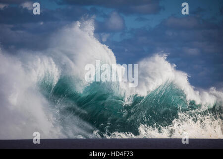 Un grand splash retour à Keiki beach pendant une forte houle sur la côte nord d'Oahu. Banque D'Images