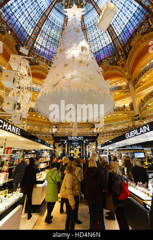 Paris, France, le 4 décembre 2016. Premier Dimanche de shopping Galeries Lafayette, foule de clients dans le cadre d'arbre de Noël géant Banque D'Images