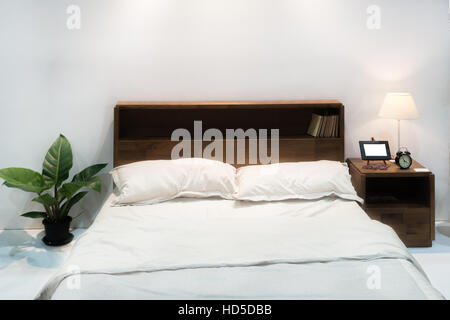 L'intérieur de chambre à coucher avec lit double et l'oreiller de maison confortable dans un design moderne. Chambre vintage. Banque D'Images