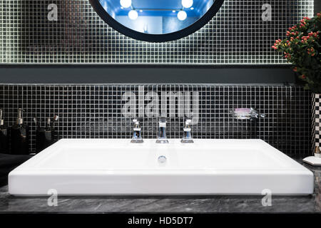 Intérieur de salle de bains avec lavabo lavabo et robinet. Conception de salle de bains moderne. Banque D'Images