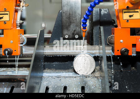 Outil de coupe a vendre bar en acier par l'introduction automatique travaillant en usine. Libre à la machine. Banque D'Images