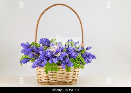 Bluebell flowers bouquet dans un panier en osier Banque D'Images