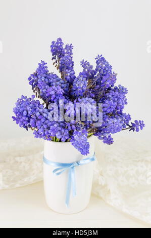 Bluebell flowers bouquet dans un vase blanc Banque D'Images