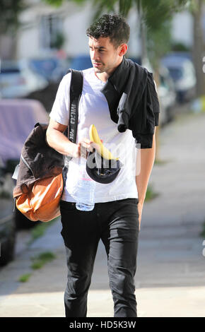 Daisy Lowe quitte la maison avec son partenaire de danse strictement Aljaz Skorjanec. Daisy's boyfriend est vu marcher séparément dans le nord de Londres. En vedette : Daisy Lowe's boyfriend Où : London, Royaume-Uni Quand : 08 Oct 2016 Banque D'Images