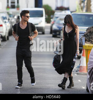 Daisy Lowe quitte la maison avec son partenaire de danse strictement Aljaz Skorjanec. Daisy's boyfriend est vu marcher séparément dans le nord de Londres. En vedette : Daisy Lowe, Aljaz Skorjanec Où : London, Royaume-Uni Quand : 08 Oct 2016 Banque D'Images
