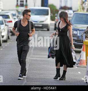 Daisy Lowe quitte la maison avec son partenaire de danse strictement Aljaz Skorjanec. Daisy's boyfriend est vu marcher séparément dans le nord de Londres. En vedette : Daisy Lowe, Aljaz Skorjanec Où : London, Royaume-Uni Quand : 08 Oct 2016 Banque D'Images