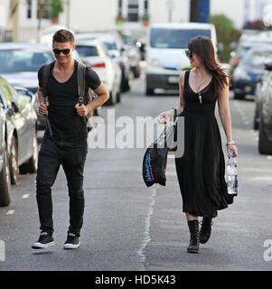 Daisy Lowe quitte la maison avec son partenaire de danse strictement Aljaz Skorjanec. Daisy's boyfriend est vu marcher séparément dans le nord de Londres. En vedette : Daisy Lowe, Aljaz Skorjanec Où : London, Royaume-Uni Quand : 08 Oct 2016 Banque D'Images