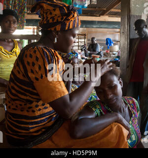 Coiffeur africain de cornrow (afro hairdo) en Sierra Leone Banque D'Images
