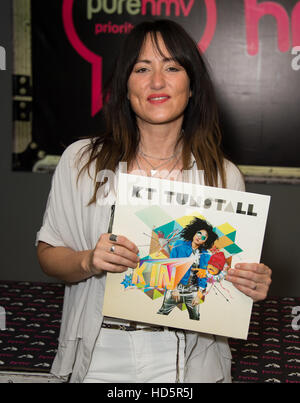 KT Tunstall perfoms et signe des exemplaires de son nouvel album chez HMV Oxford Street avec KT Tunstall : où : London, Royaume-Uni Quand : 09 Oct 2016 Banque D'Images