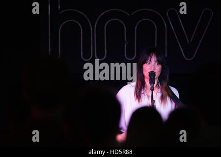 KT Tunstall perfoms et signe des exemplaires de son nouvel album chez HMV Oxford Street avec KT Tunstall : où : London, Royaume-Uni Quand : 09 Oct 2016 Banque D'Images