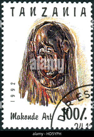 Tanzanie - circa 1992 : timbre imprimé en Tanzanie dédiée à l'Art Makonde, montre la tête de femme, vers 1992 Banque D'Images